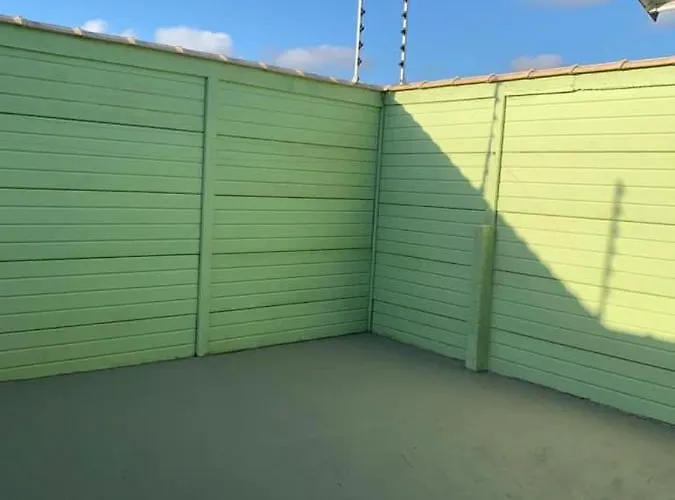 Casa, 1 Quadra Da Praia.